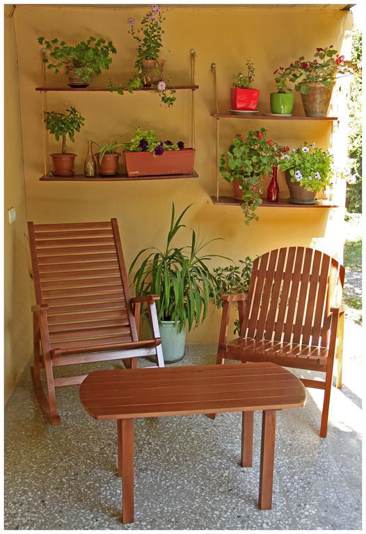 Tinikos Guest House เทลาวี ภายนอก รูปภาพ